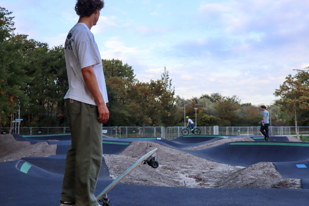 Surfskater met board bij de nieuwe pumptrack in Hoek van Holland