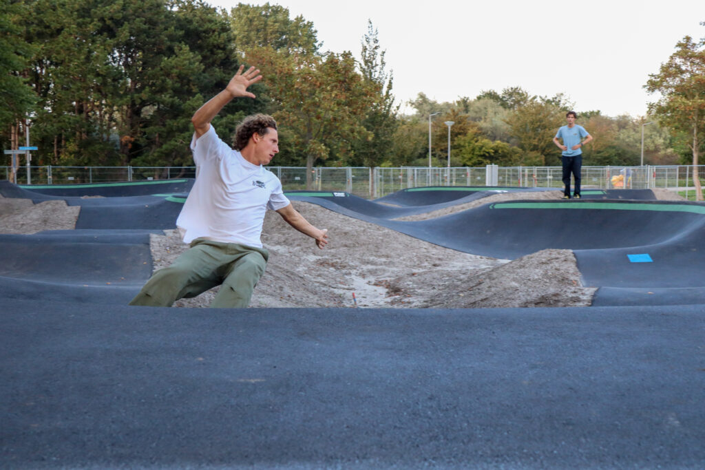 Surfskater maakt een bocht op de nieuwe pumptrack in Hoek van Holland